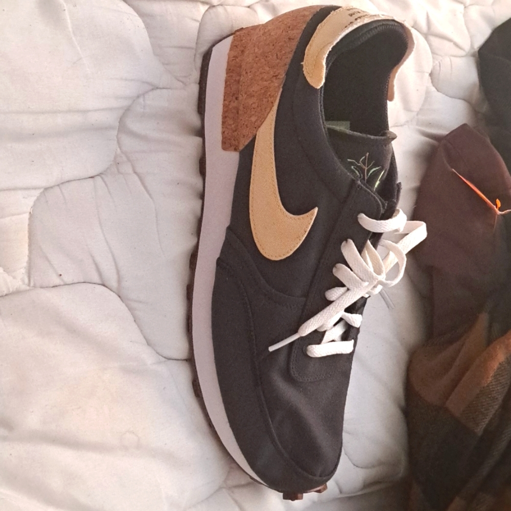 Nike D-Break Pomegranates